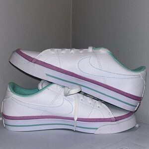 Nike Women’s Tennis Shoe